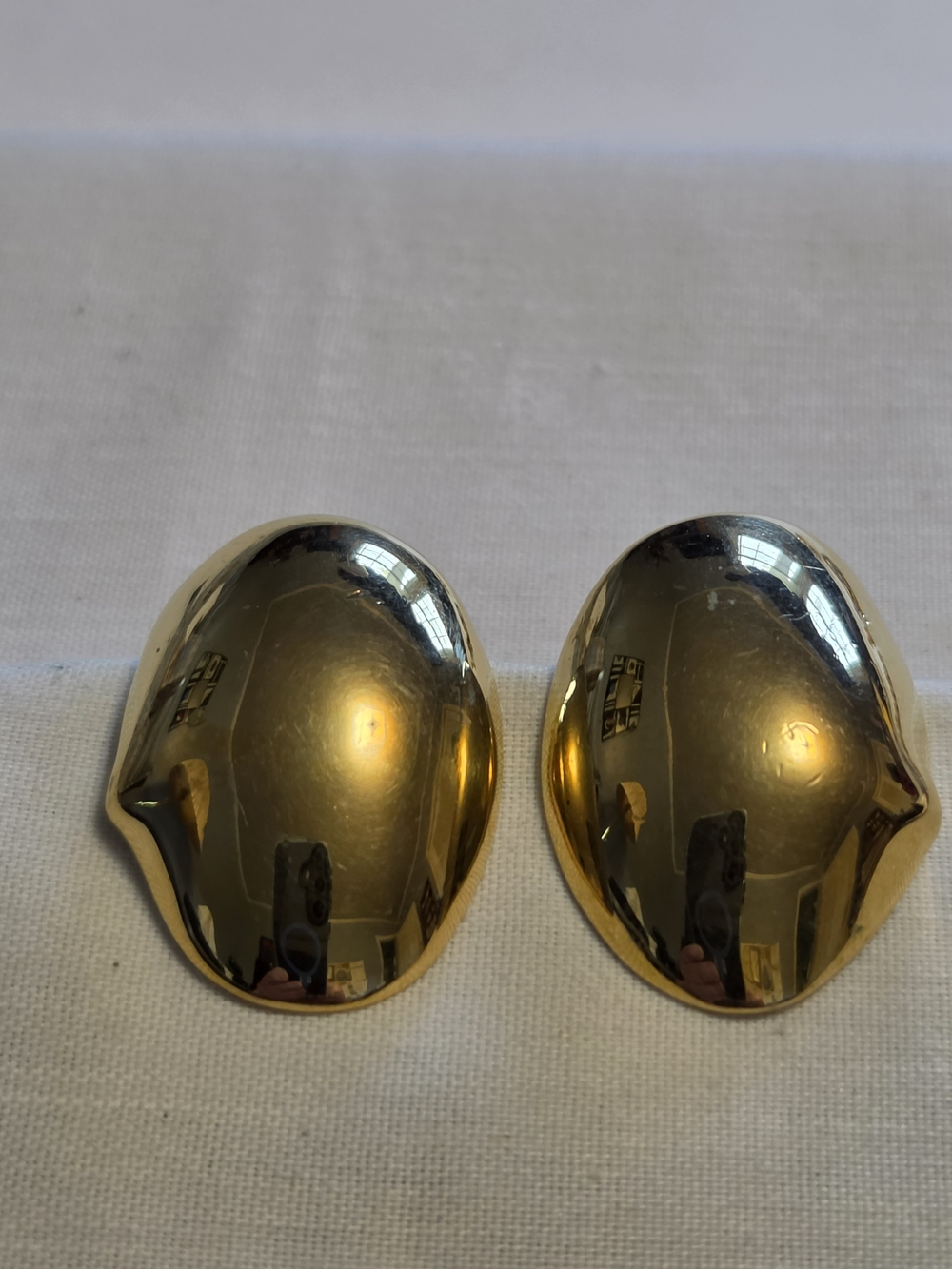 Vtg Crown Trifari Glossy Gold-Tone Pebble Shaped Clip-On Earrings
